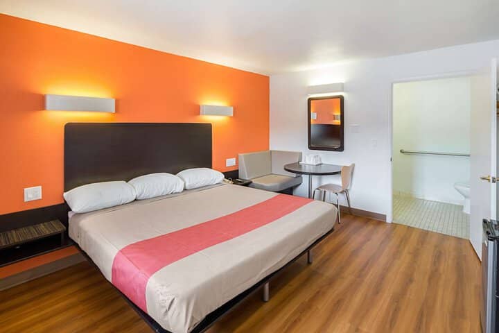 Room 10 of 32