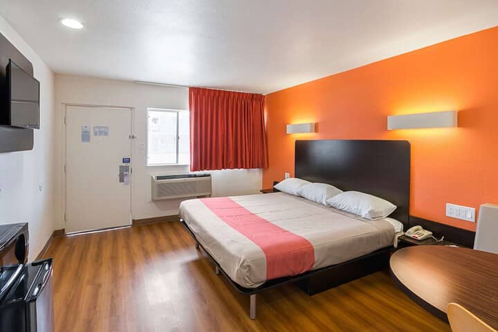 Room 8 of 32