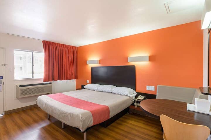 Room 9 of 32