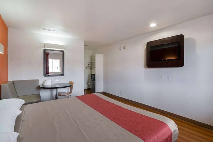 Room 7 of 32