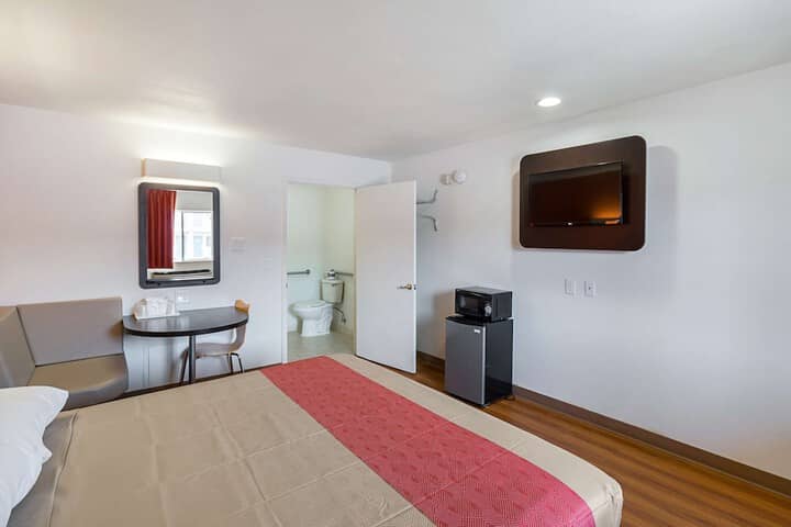 Room 13 of 32